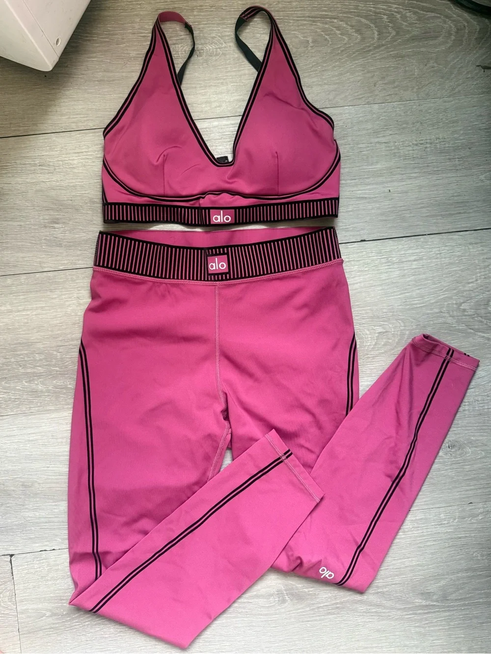 ALO Airlift Yoga Pink Seamless V-Neck Sports Bra & High-Waist Leggings Set